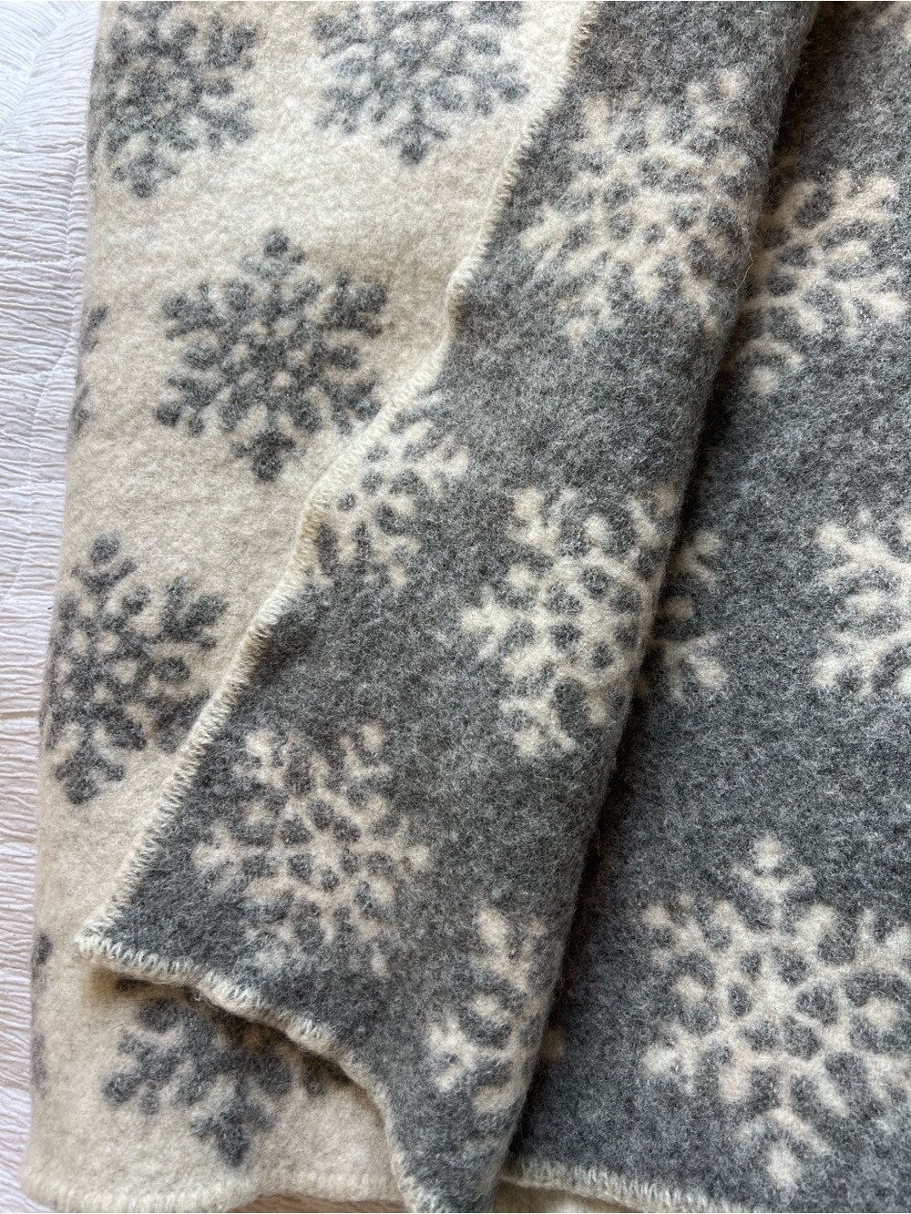 Cozy Snowflake Pattern Women's Sweater - Gray & Cream